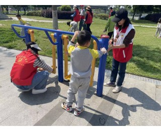 白马泾社区开展清洁家园志愿活动，小朋友与志愿者共迎劳动节
