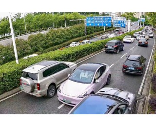 视频举报才1小时，这名司机就被交警请去了