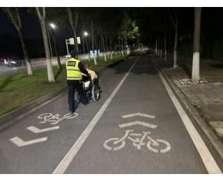 残疾老人轮椅突然断电被困车流之中，武汉青山城管队员夜色中推行3公里护送其回家