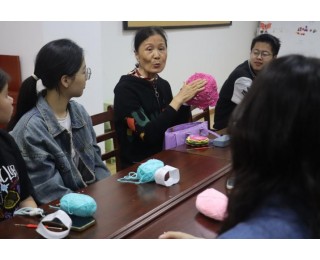 武汉洪山：大学生走进社区开展非遗钩织及普法实践活动