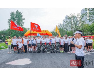 礼赞劳动，致敬青春！长江卫士在青山江滩开跑，清洁江滩守护母亲河