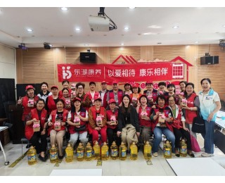 社区“老伙计”志愿者共赴节日之约，在花香笑语中感受温情传递力量