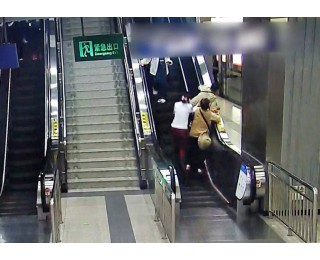 4人托举，5秒救险
