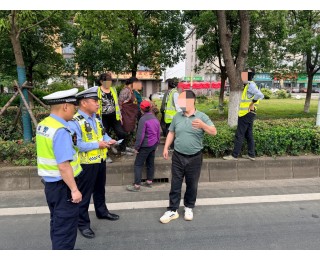 核载5人塞进10人，武汉蔡甸交警现场查获“人叠人”超员面包车