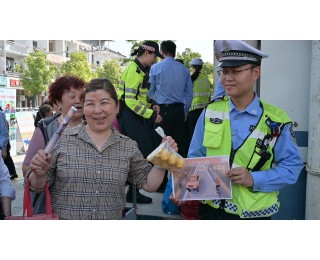 东西湖交警“赶大集”话安全交通安全进乡村守护平安路
