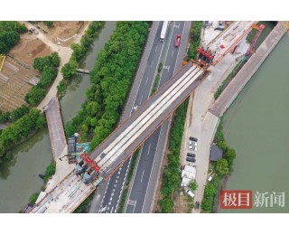 合武高铁湖北段最大跨度钢混连续梁钢梁顶推下放到位