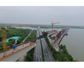 合武高铁“桥上造桥、桥下照常跑车” 600吨钢梁飞跃沪渝高速公路