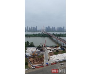 武汉白沙洲公铁两用长江大桥雨中施工正酣