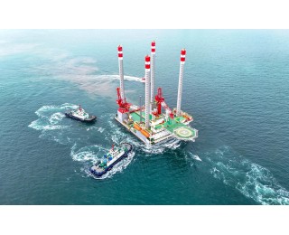 我国首座海上移动式多功能措施平台启运渤海油田