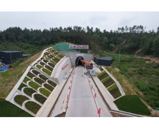 全国首个！停机坪边修铁路，货物下飞机就上火车